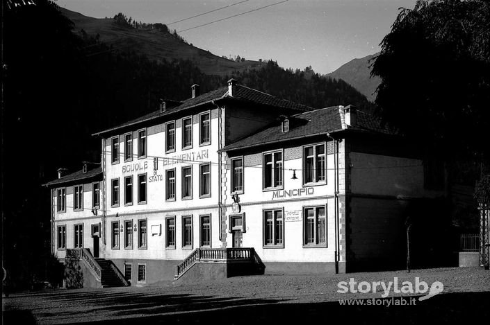 Scuole E Municipio Di Ardesio