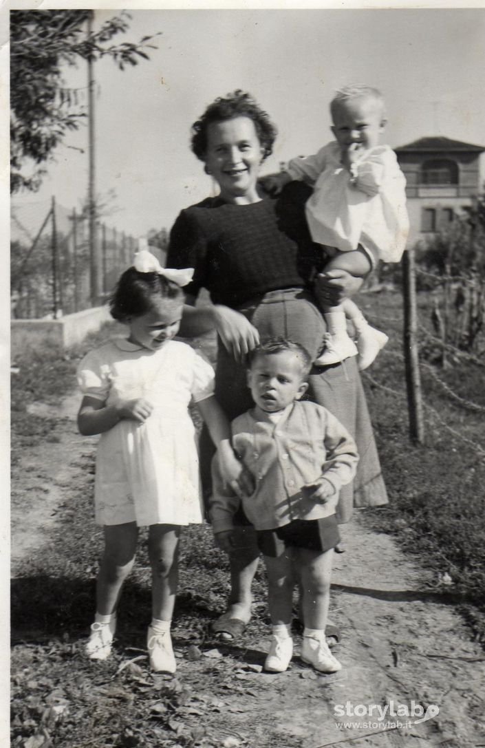 mamma rosina crespolini in pirola con i figli onorina giulio e carla 1958-bonate sopra (BG)