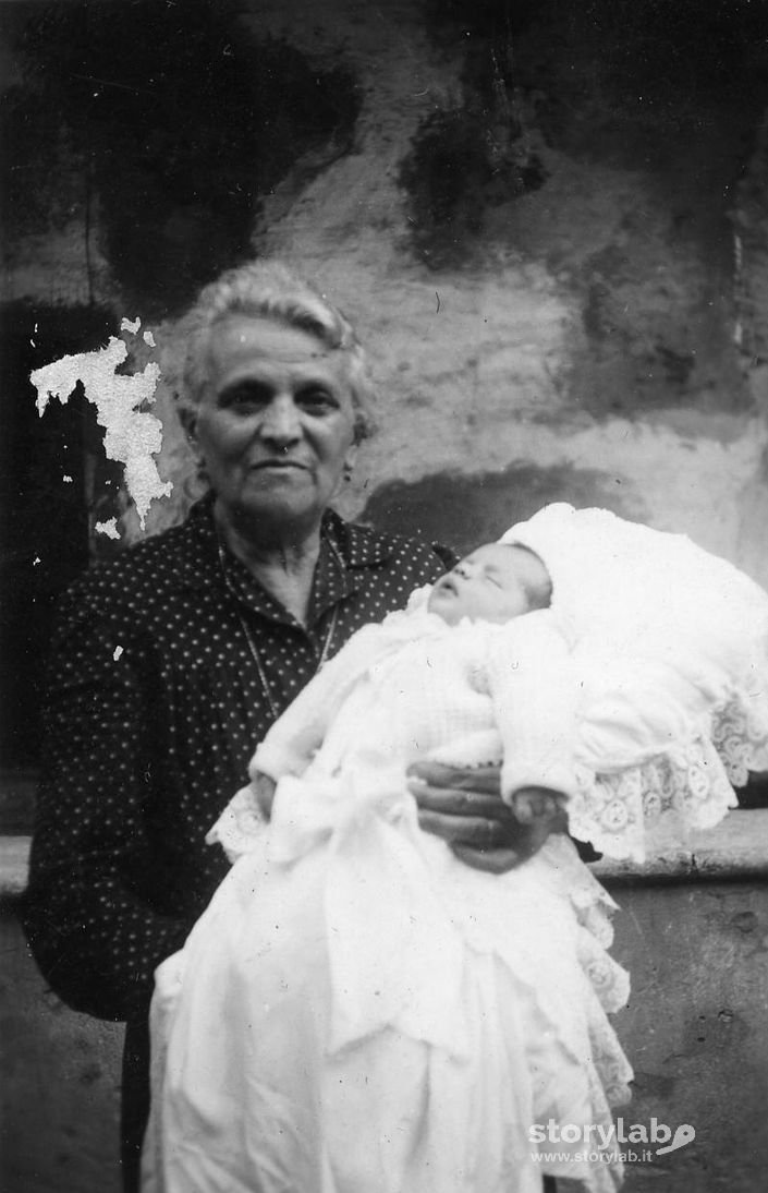 Elena Con La Nonna Al Battesimo