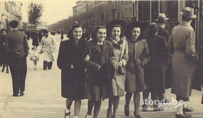 Ragazze A Passeggio In Bergamo