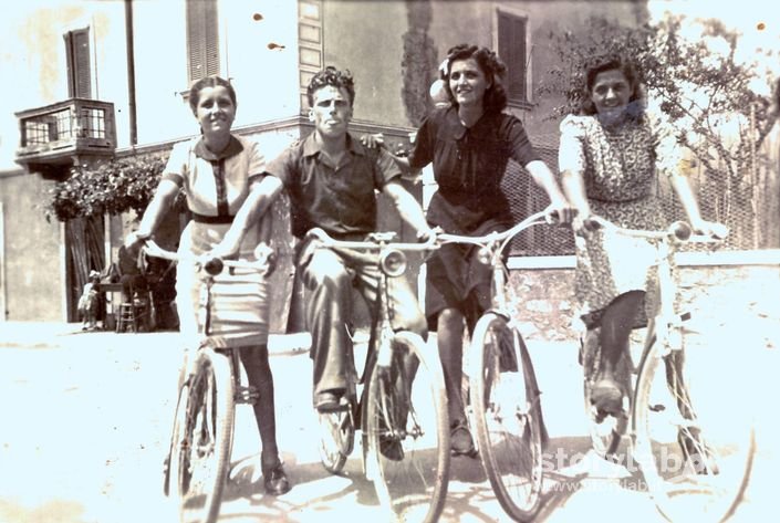 Valverde Bg Ragazze In Bicicletta