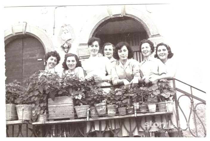 Bergamo - Ragazze In Via Roccolino