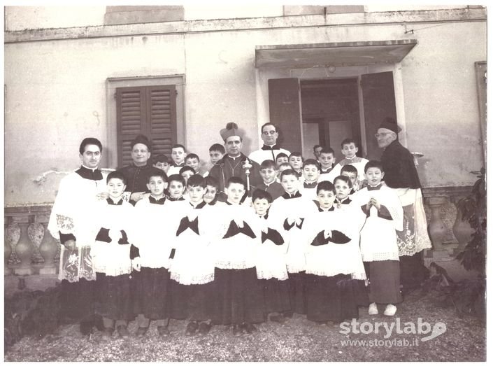 Vescovo Piazzi con chierichetti e sacerdoti 