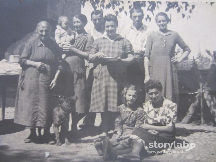 1945 Fam. Bonacina Nel Cortile Del Casinet Chignolo D'Isola