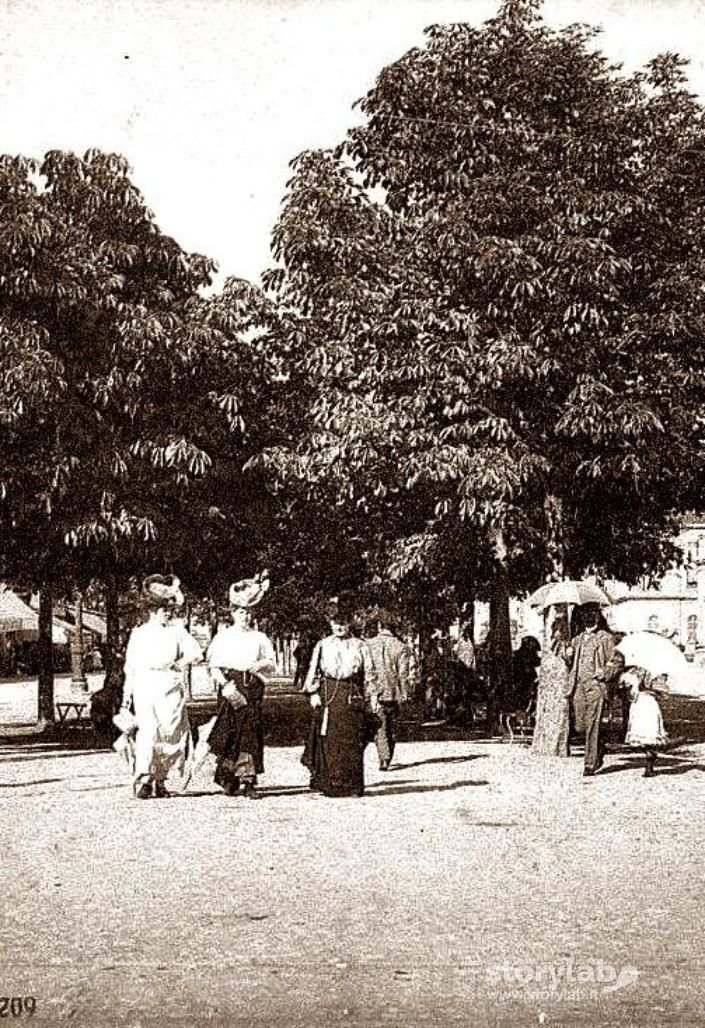 Passeggiata Sul Sentierone 1910