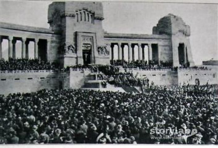 Folla Al Cimitero