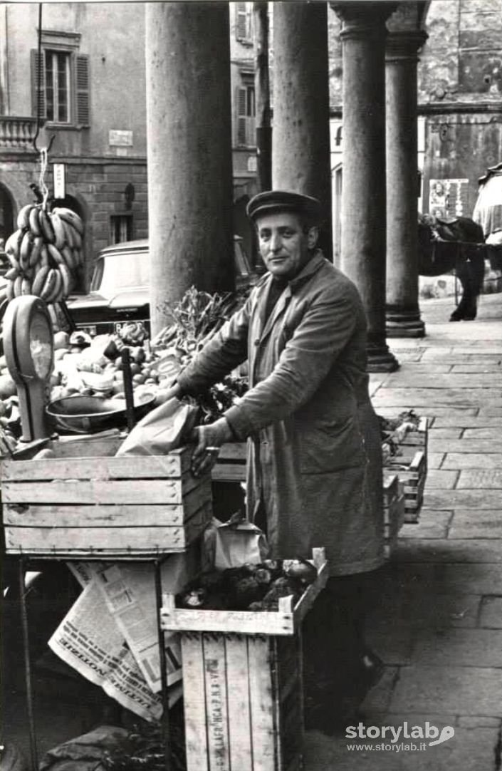 Fruttivendolo In Piazza Mercato Delle Scarpe 1960