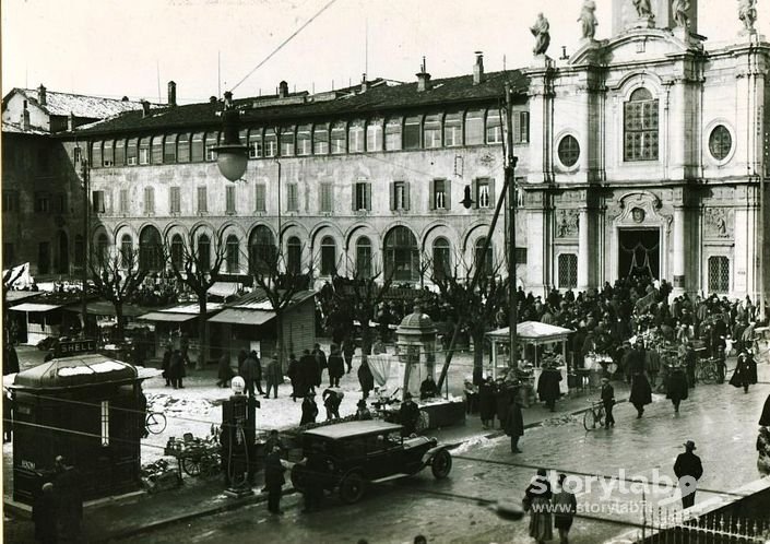 Distributore Di Benzina In Via Garibaldi (Ora Via Locatelli) 1930