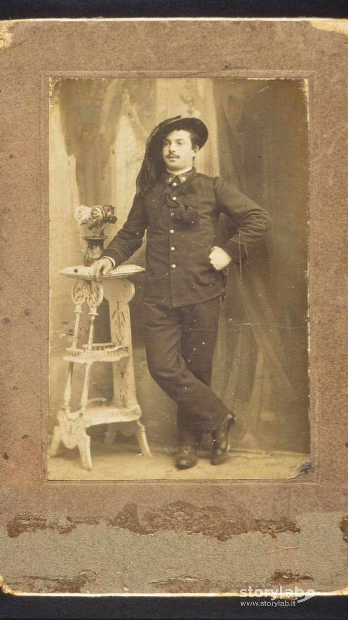 Giovane mornicese in divisa da bersagliere