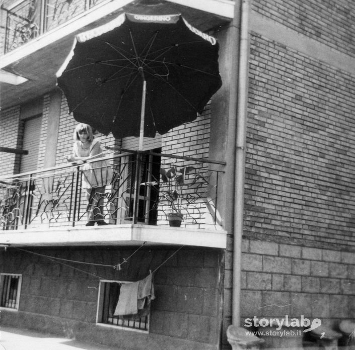 Sul balcone di casa - Albini Beniamina