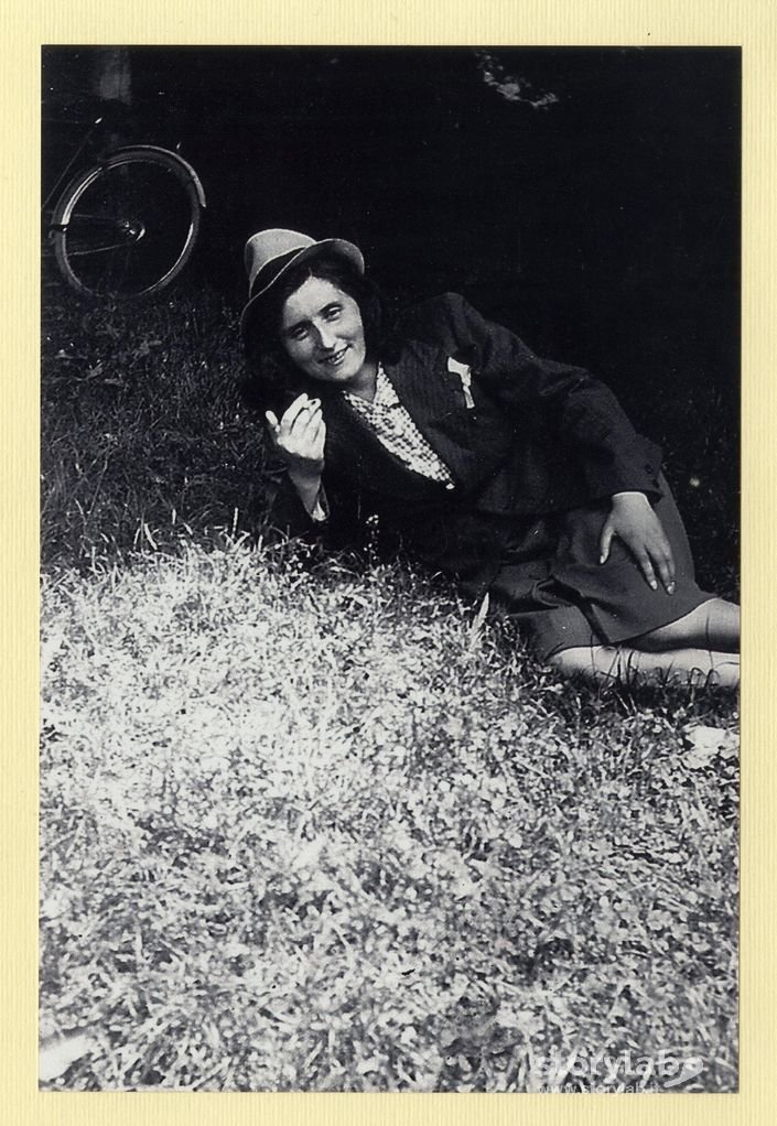 Angela sull'erba