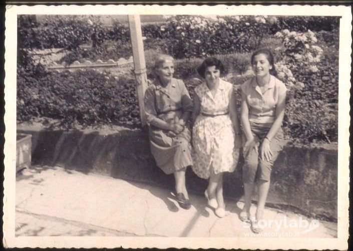 Donne in giardino