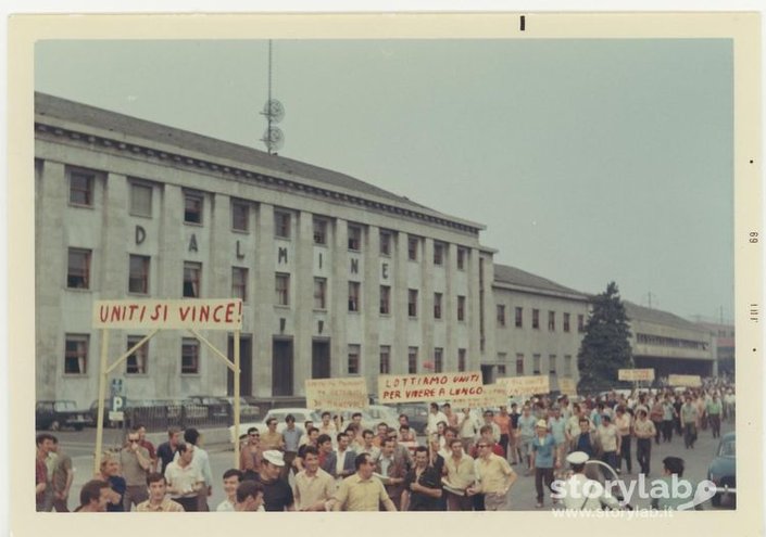 Dalmine - Anno 1969 - Corteo Di Scioperanti Di Fronte Alla Direzione Degli Stabilimenti Della Dalmine