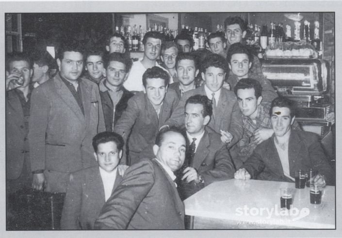 Sabbio . Anni '50 Ragazzi Al Bar Con Il Chinotto