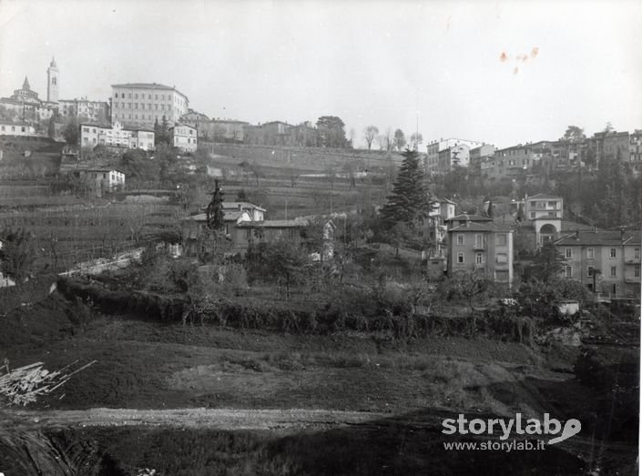 Gli Orti Di Bergamo Bassa Con Veduta Del Paesaggio