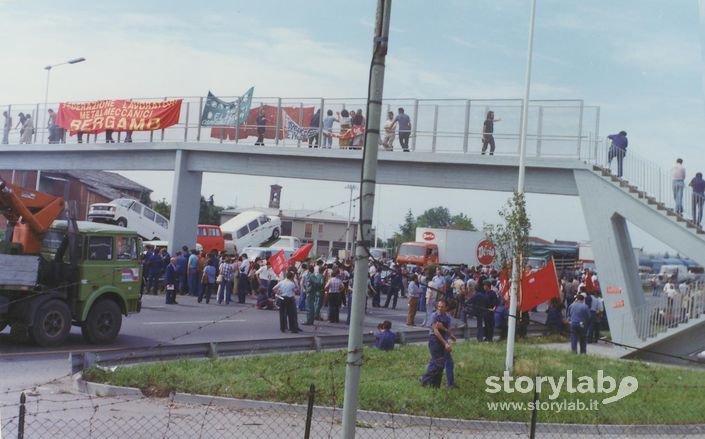 Dalmine - Anni '60 - Corteo Di Scioperanti Davanti Alla Direzione Degli Stabilimenti Dalmine