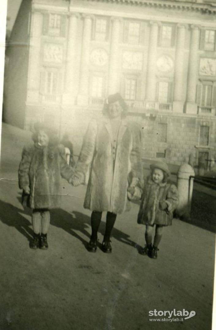 Io, Mia Madre E Mia Sorella Vicino Al Palazzo Medolago Albani