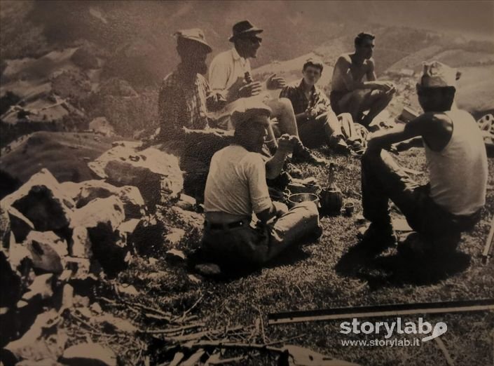In pausa durante i lavori di costruzione del Rifugio S.A.B.A. Cà d'Arera