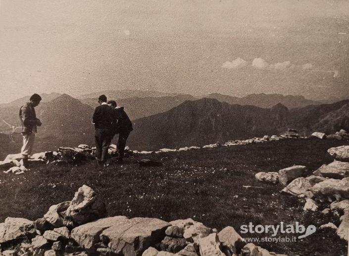 Studiando il terreno e i lavori per la costruzione del Rifugio S.A.B.A.