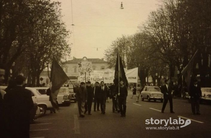 Manifestazione sul viale della stazione
