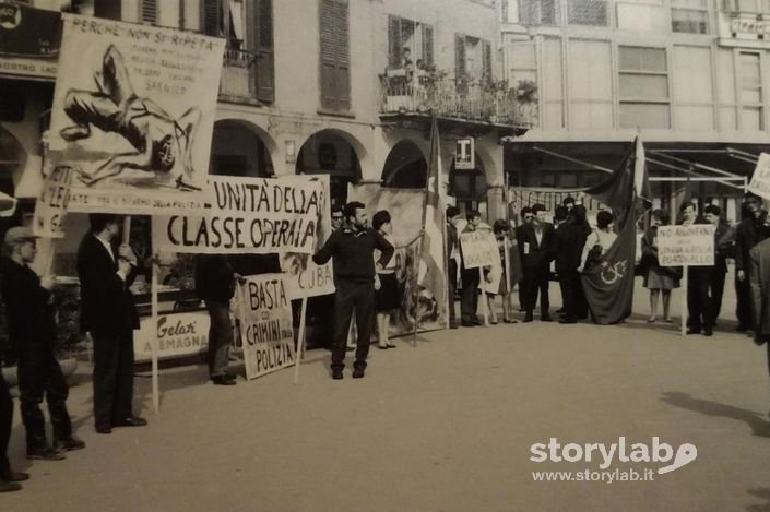Manifestazione a Lovere in piazza del porto