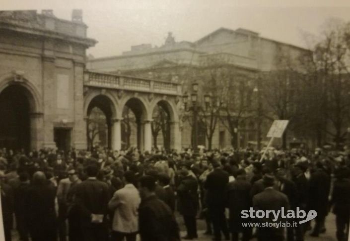 Manifestazione in piazza Vittorio Veneto