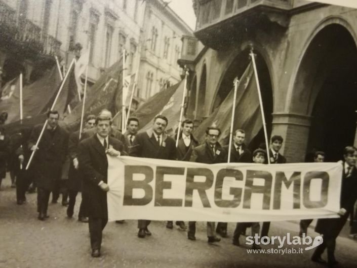 Gruppo di bergamaschi a una manifestazione per le vie di Padova