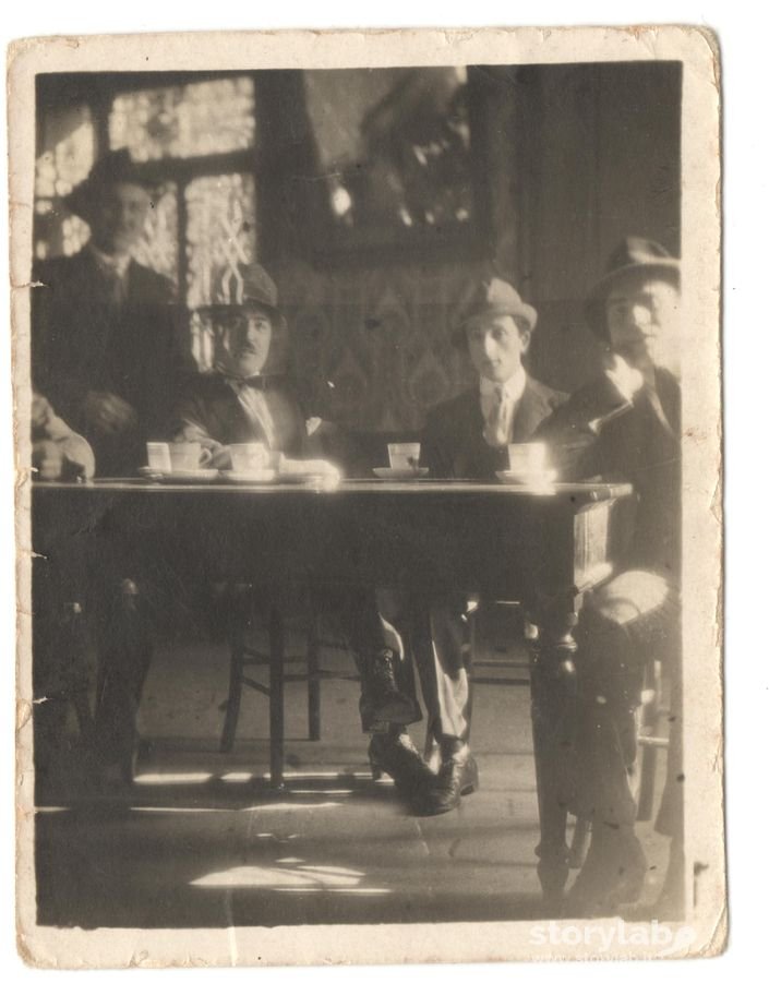 Eugenio Dentella Al Caffè Dell'Albergo Di Famiglia (Seduto A Sx)