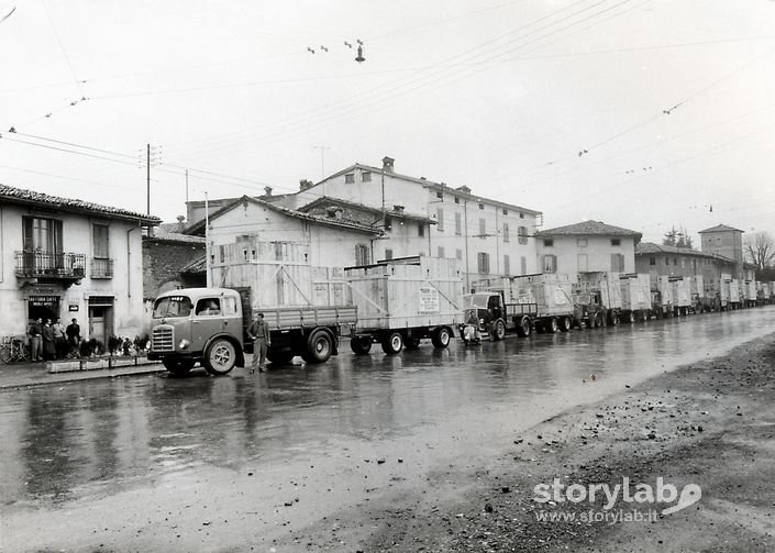 Colonia di camion in partenza per Genova. Trasportano casse MAGRINI