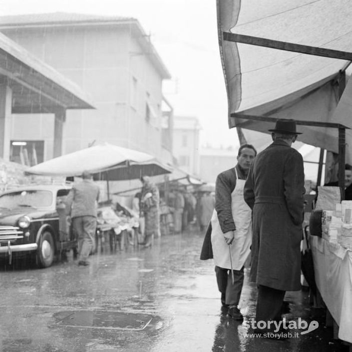 Ultimo Giorno Di Mercato Nel Centro Di Bergamo