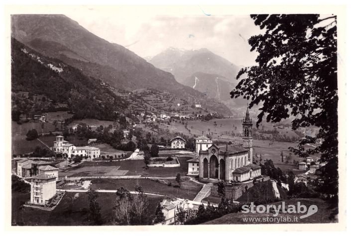 Piazza Brembana particolare con la chiesa parrocchiale di San Martino