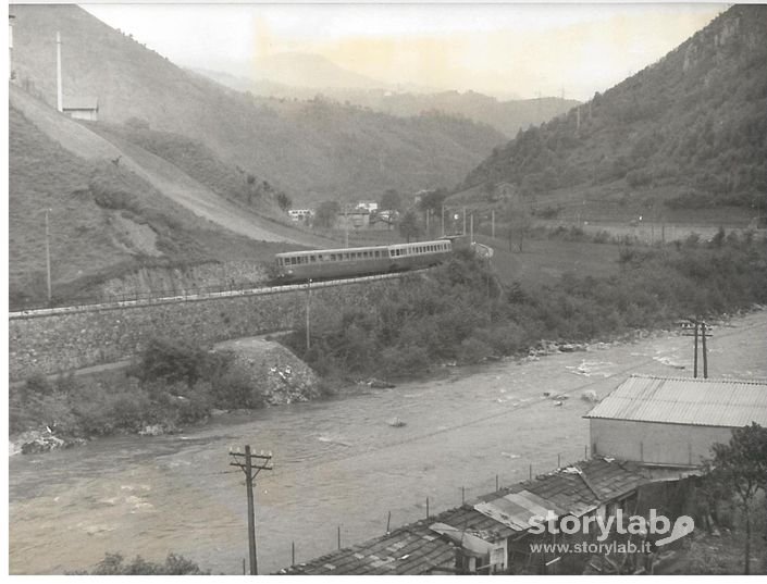 Treno in corsa sulla Ferrovia della Valle Brembana