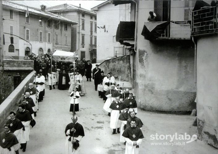 Processione Sulla Discesa Della Chiesa