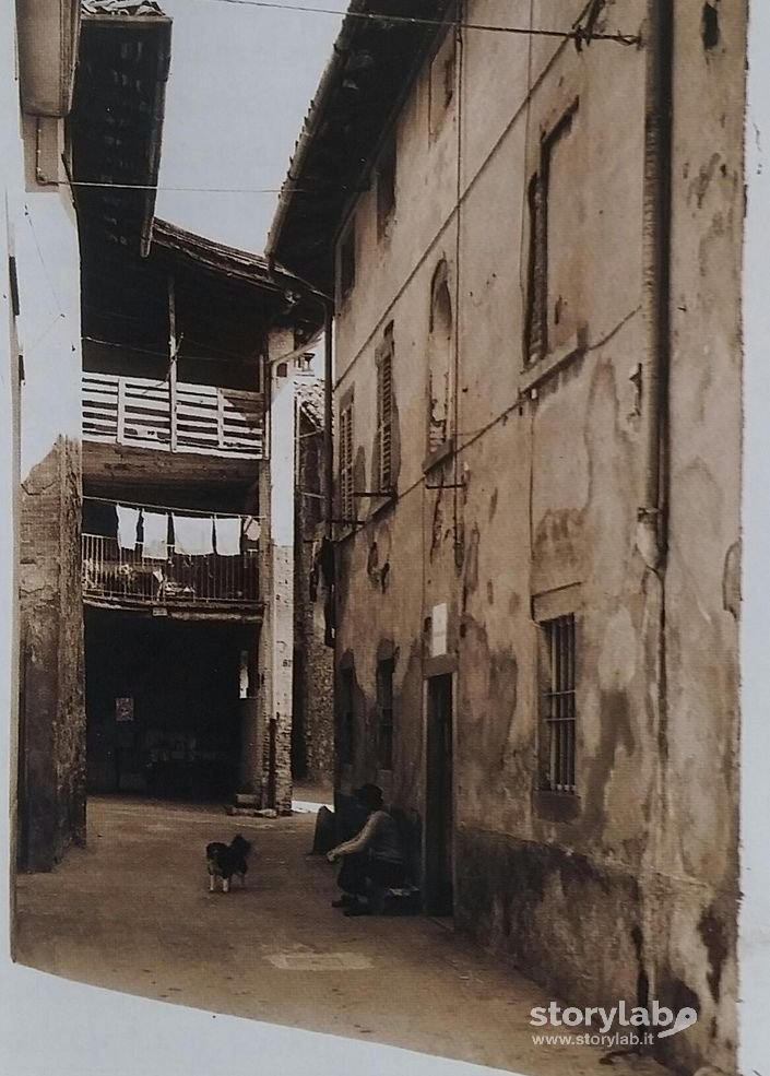 Cortile Nel Centro Storico Di Curnasco