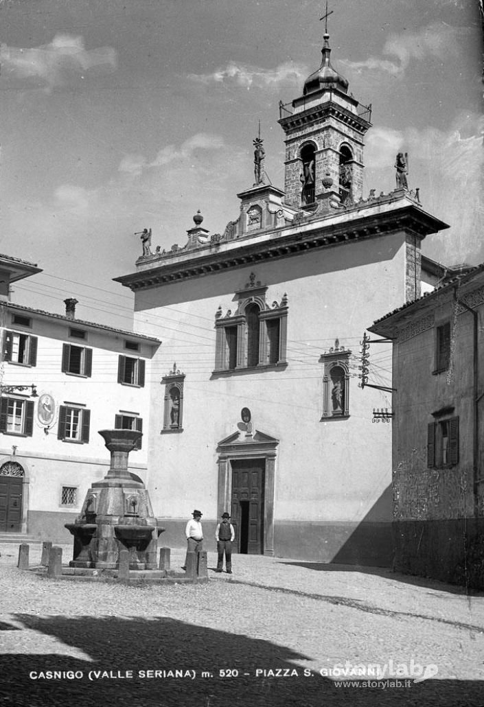 Piazza S.Giovanni Parrocchia  Con Fontana.