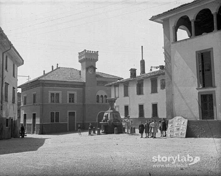 Piazza Fontana E Comune