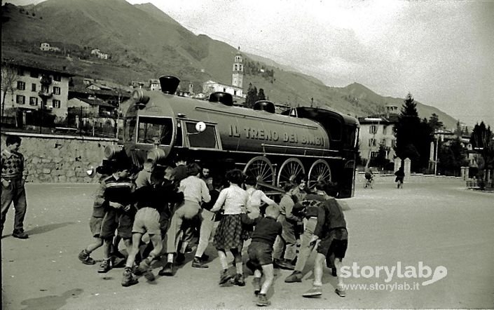 1955-Clusone-Affollamento Per Il Lancio Dei Cioccolatini