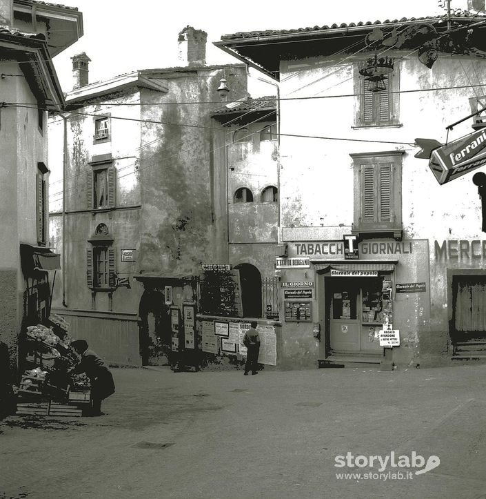1962-Clusone-La Tabaccheria Di Piazza Orologio