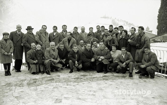 Bar Genzianella-Gruppo Con Gli"Azzurri"Di Sci