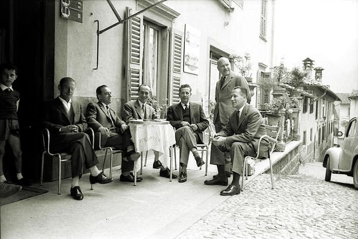 Avventori Del Bar Caffe Commercio In Baradello