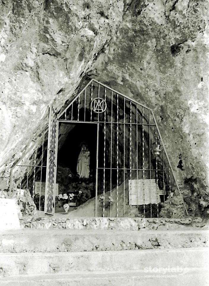 La Grotta Della Madonna Di Lourdes
