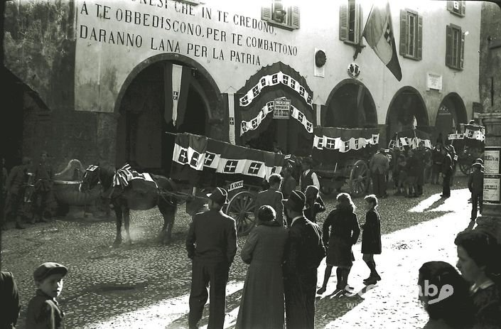 Piazza Del Orologio-Consegna Della Lana Raccolta