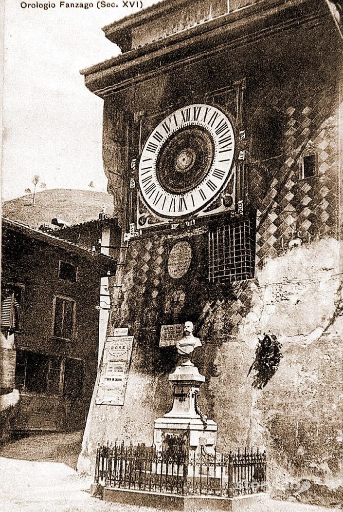 L'Orologio Fanzago con il monumento ad Umberto Primo