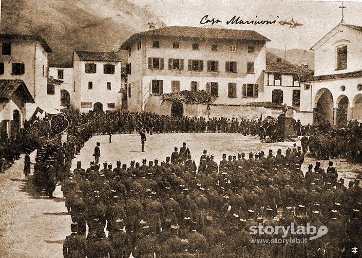 Piazza Chiesa con schieramento di militari