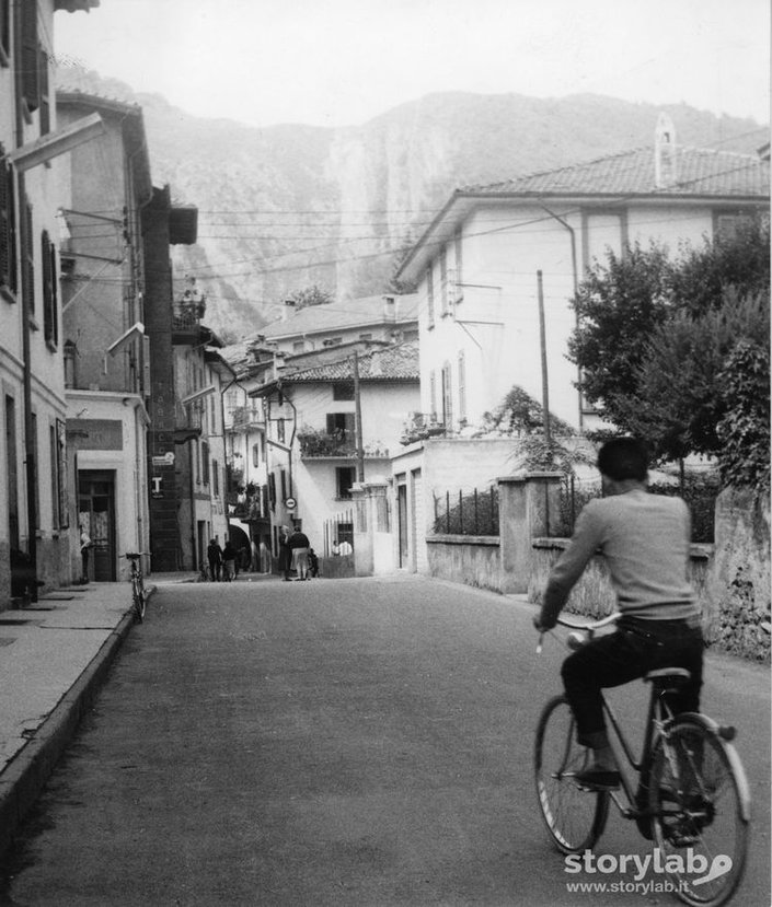 In Bici Per Le Vie Di Castro