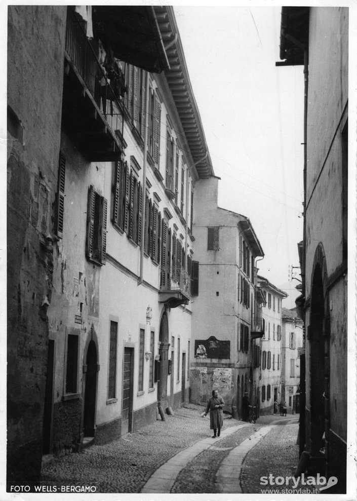 Strada All'Interno Del Paese Di Caprino Bergamasco 