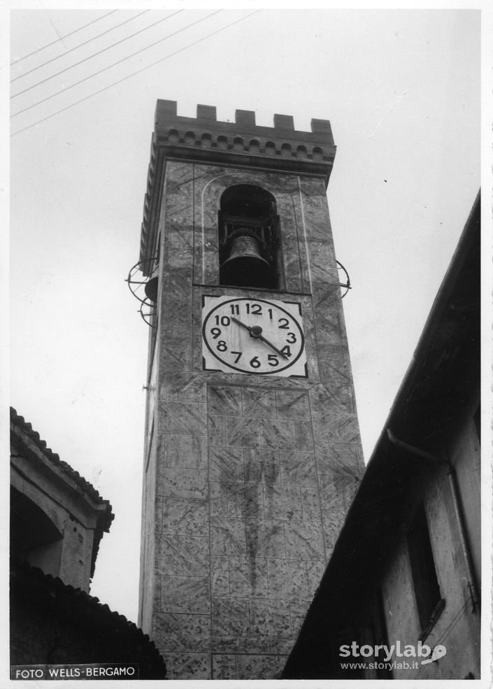 Campanile A Torre Con Orologio 