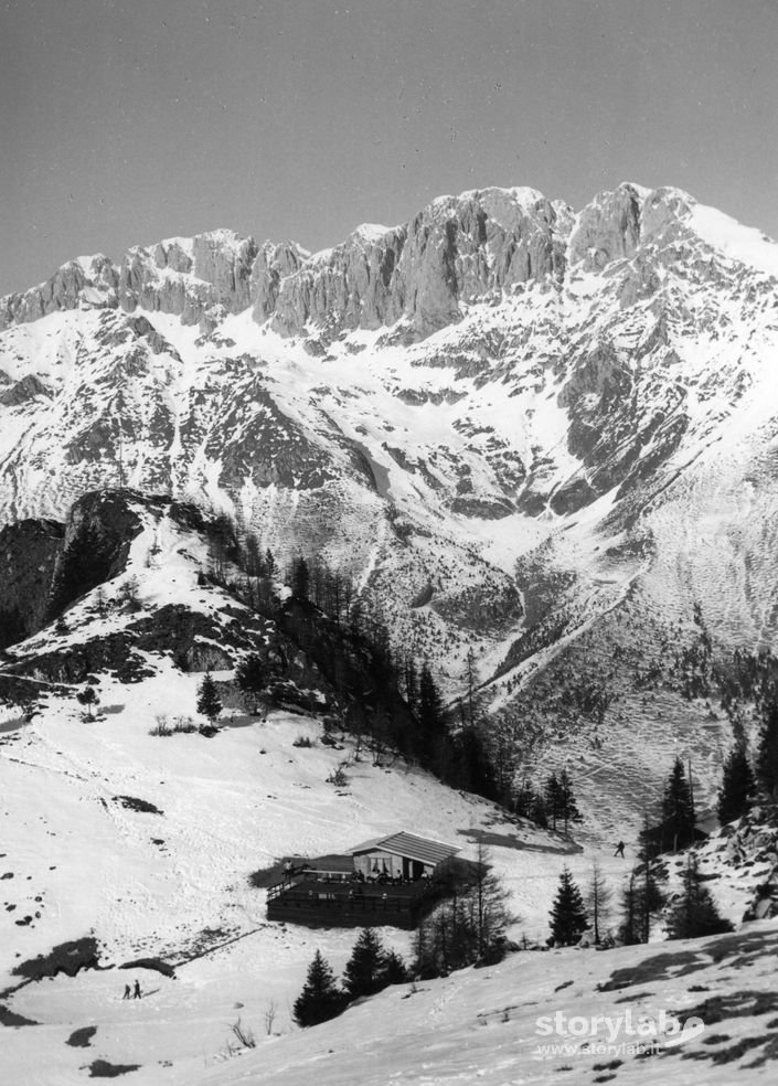 Veduta Del Massiccio Della Presolana Innevato E Della Cantoniera Della Presolana 