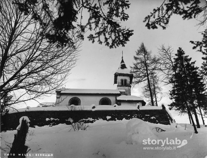 Chiesa Innevata Al Passo Della Presolana