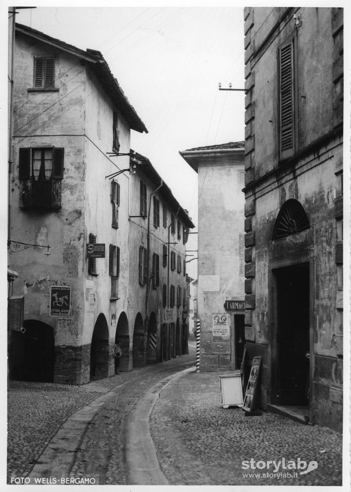 Strada All'Interno Del Paese Di Caprino Bergamasco 